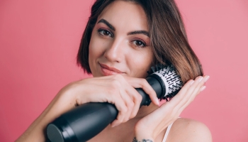 Фен-щітка для волосся: переваги, недоліки, кому підходить та топ-5 рекомендованих моделей