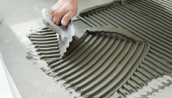 Як вибрати клей для плитки: поради майстрів