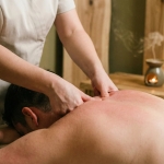 Почему болит шея и плечи: что делает массажист и какой эффект вы увидите после первых процедур