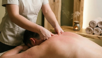 Почему болит шея и плечи: что делает массажист и какой эффект вы увидите после первых процедур