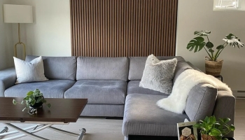 Акцент за диваном: 3 приема создания фокусной стены, которая не требует дополнительного декора