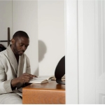  Як знайти чоловічий халат, який не соромно надіти вранці перед гостями