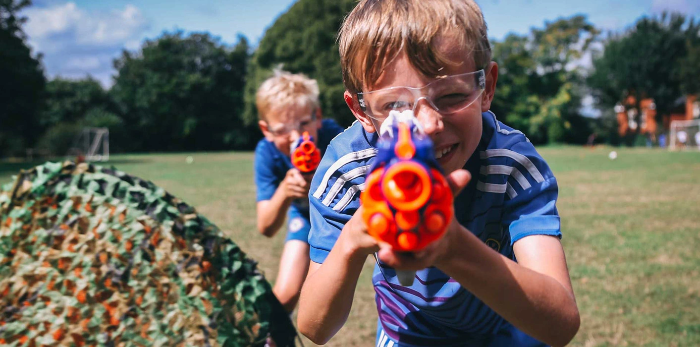 Чому варто купити дитині іграшкову зброю?