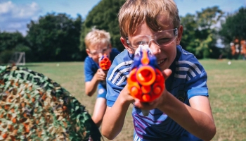 Чому варто купити дитині іграшкову зброю?