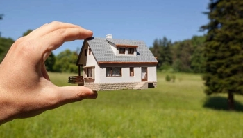 Порівняння: ділянка в селі, передмісті чи місті — де краще будуватися?