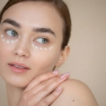 Догляд для шкіри навколо очей: чи справді потрібен окремий крем?