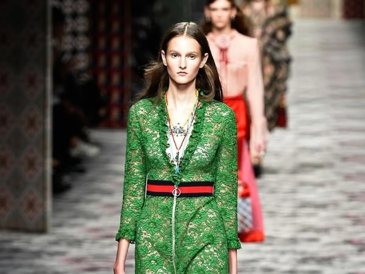 Стильные кружевные платья