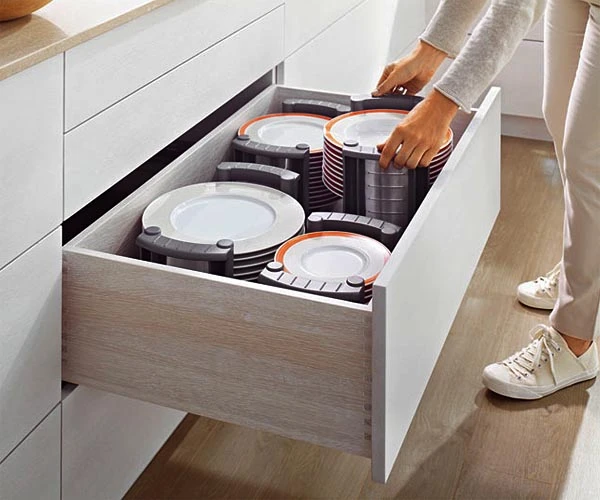 Одним із найпомітніших трендів сучасної фурнітури є прихований монтаж